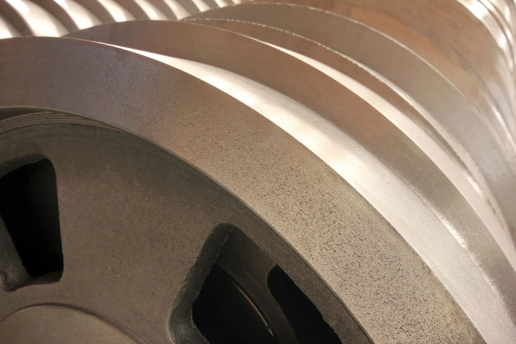 Metallische Bauteile zur Kontrolle und Nachbearbeitung