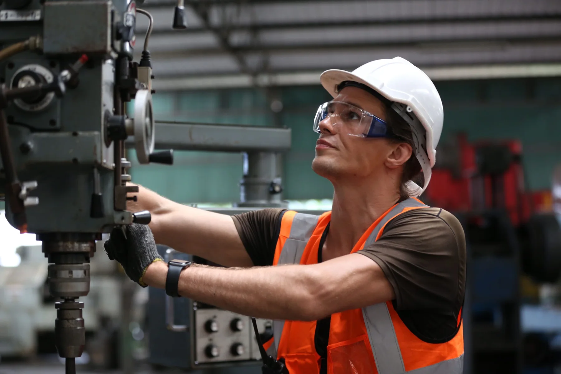 Arbeitsplatz im industriellen Produktionsumfeld