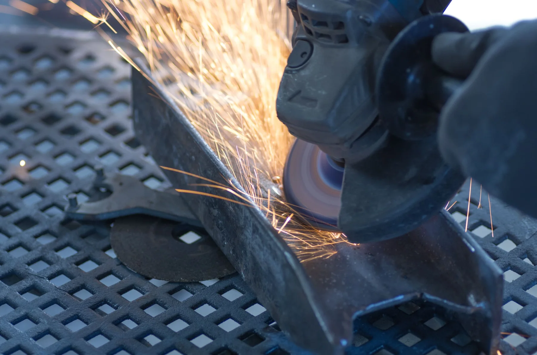 Funken bei der Bearbeitung einer Metalloberfläche
